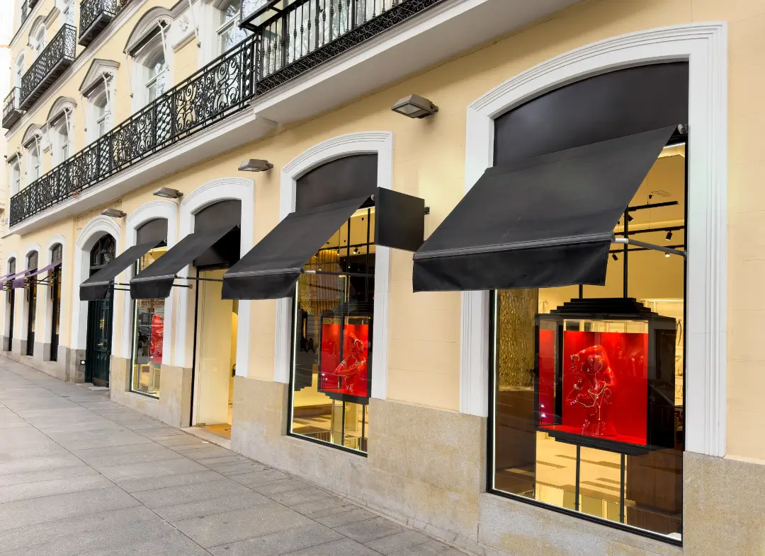 Façade vitrine de magasin en aluminium sur mesure à Orange